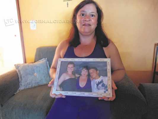 Zélia segura foto dos filhos Ana Carolina e Edmundo; a empresária doou os órgãos do filho que faleceu após um acidente