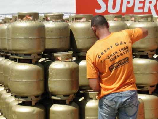 O preço médio do botijão de gás é de 60 reais, em Rio Claro, por isso consumidor deve desconfiar de valores muito abaixo