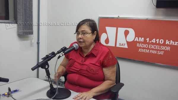 A vice-prefeita Olga Salomão durante o Jornal da Manhã, da Rádio Excelsior Jovem Pan News