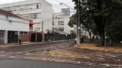 A região no entorno da Praça da Liberdade, no Centro, amanheceu completamente suja nesta segunda-feira (28) após a forte chuva da madrugada