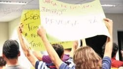 Cidadãos ficaram de costas para o Plenário em forma de protesto, enquanto vereador da base governista falava na tribuna