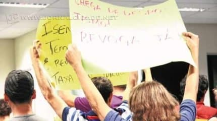 Cidadãos ficaram de costas para o Plenário em forma de protesto, enquanto vereador da base governista falava na tribuna