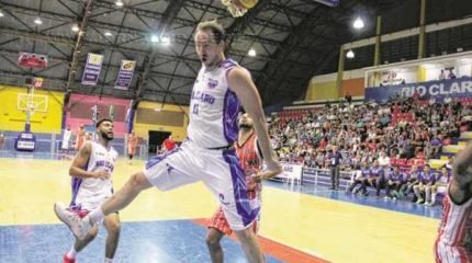 Mesmo com lesão em um dos dedos da mão, o ala/pivô Teichmann deve jogar a partida