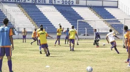 Jogadores realizam as avaliações durante as manhãs, no estádio Schmidtão, sob os olhares do técnico Luis dos Reis e do preparador físico Flávio Trevisan