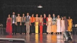 Mostra apresenta resultados dos cursos oferecidos pela trupe para a comunidade, além de duas peças da companhia