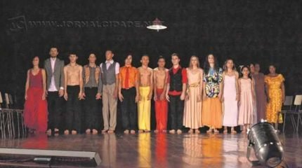 Mostra apresenta resultados dos cursos oferecidos pela trupe para a comunidade, além de duas peças da companhia