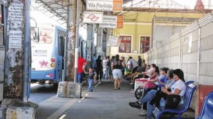 Passageiros aguardam por ônibus no terminal urbano localizado na antiga Estação Ferroviária