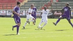 Maycon no momento do primeiro gol do time do Pisos Nice, aos 17 minutos do primeiro tempo. Jogo da volta será no domingo (20), às 10h, no Schmidtão