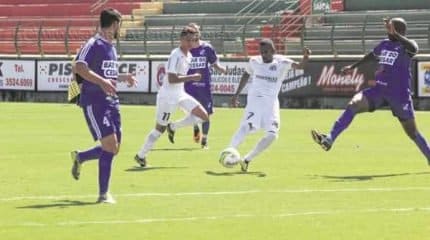 Maycon no momento do primeiro gol do time do Pisos Nice, aos 17 minutos do primeiro tempo. Jogo da volta será no domingo (20), às 10h, no Schmidtão