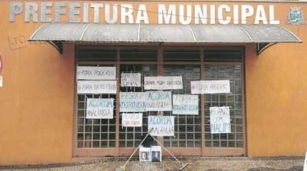 Cartazes foram colados na frente da Prefeitura e a calçada foi lavada pelos manifestantes(Foto: Divulgação:Facebook)