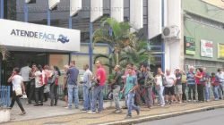 Contribuintes aguardaram na fila a abertura do Atende Fácil nessa quinta-feira (10)