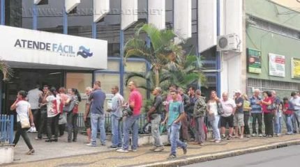 Contribuintes aguardaram na fila a abertura do Atende Fácil nessa quinta-feira (10)