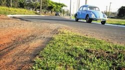 Veículos circulam pela Avenida Brasil, nas proximidades da Escola Municipal Dom Pedro I