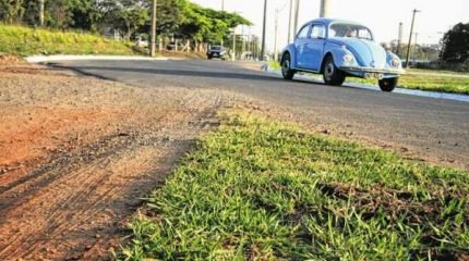Veículos circulam pela Avenida Brasil, nas proximidades da Escola Municipal Dom Pedro I
