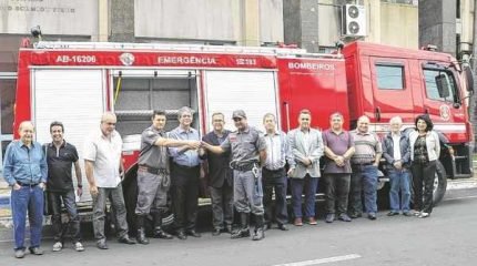 Novo caminhão Volkswagen modelo Constellation com seis lugares está totalmente equipado com uma bomba de incêndio B-Hale de 750 galões por minuto