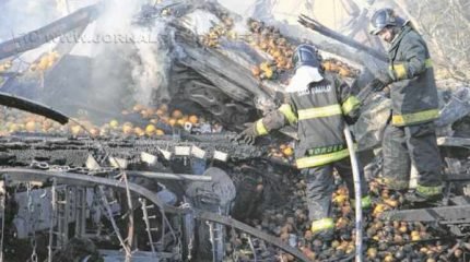 Motorista perde o controle do caminhão, com um bambu que atravessou para-brisas. Ele colide contra outro carregado com laranjas e duas pessoas morrem