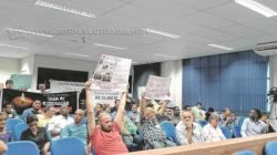 Mais uma vez, o terceiro andar do Paço Municipal de Rio Claro contou com a presença massiva de manifestantes com cartazes