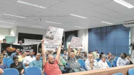 Mais uma vez, o terceiro andar do Paço Municipal de Rio Claro contou com a presença massiva de manifestantes com cartazes