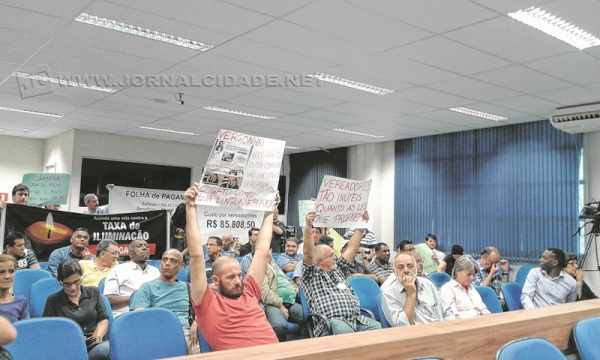 Mais uma vez, o terceiro andar do Paço Municipal de Rio Claro contou com a presença massiva de manifestantes com cartazes