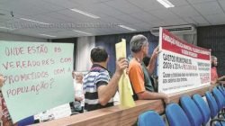 Manifestantes com cartazes em punho novamente marcaram presença na segunda-feira no terceiro andar do Paço Municipal