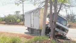 Um caminhão colidiu com um poste na Avenida Conde Guilherme Prates em Santa Gertrudes