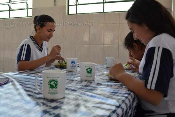 Alunos de Corumbataí recebem canecas em ação ambiental inovadora