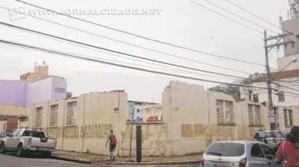 Demolição do antigo prédio da concessionária Cesp teve início no último domingo (6)
