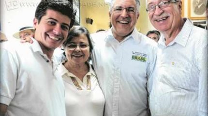 À esquerda, o vice-prefeito de Santa Gertrudes, Paulo Zemuner, em ato quando ainda estava filiado ao PT