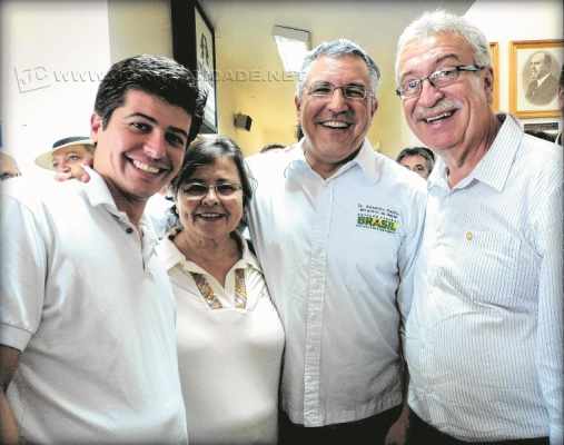 À esquerda, o vice-prefeito de Santa Gertrudes, Paulo Zemuner, em ato quando ainda estava filiado ao PT