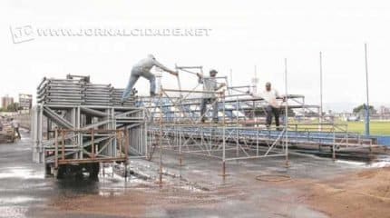 Neste ano, as tubulares, agora proibidas, foram colocadas no estádio Schmidtão