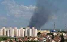 O Corpo de Bombeiros informou que trata-se de um incêndio em área de cana-de-açúcar