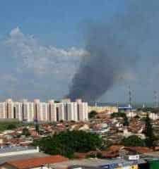 O Corpo de Bombeiros informou que trata-se de um incêndio em área de cana-de-açúcar