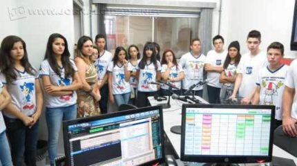 Alunos da Escola Estadual José Fernandes visitam o Grupo JC