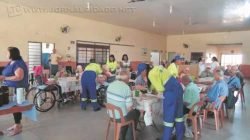 Moradores do Lar dos Velhinhos e funcionários da empresa Latina participam de café da tarde após entrega de cadeiras de rodas