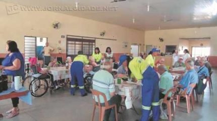 Moradores do Lar dos Velhinhos e funcionários da empresa Latina participam de café da tarde após entrega de cadeiras de rodas
