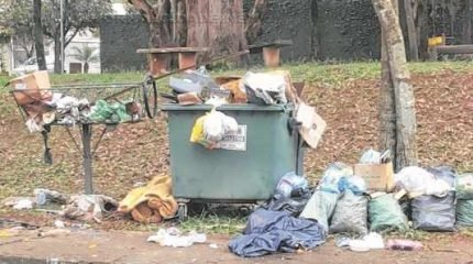 Foto mostra que um contêiner no bairro Bela Vista, próximo à Feena, está “superlotado”