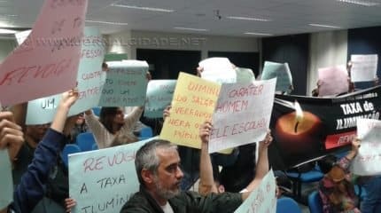 Manifestações tiveram início devido à taxa de iluminação e somam demandas a cada semana durante as sessões da Câmara