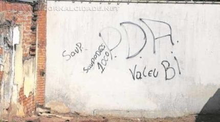 Assim como no muro da Estação Ferroviária, os atos de dano ao patrimônio por pichação são observados em diversos pontos