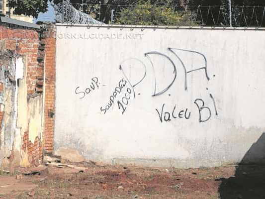 Assim como no muro da Estação Ferroviária, os atos de dano ao patrimônio por pichação são observados em diversos pontos