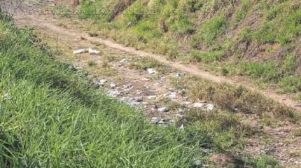 Além dos registros de furtos nas proximidades do pontilhão, o local ainda é alvo de despejo de lixo e acúmulo de sujeira