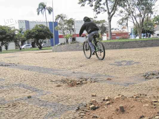Alguns dos que passam pela praça reclamam de lixo na grama, além do concreto que está se soltando