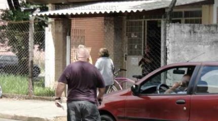 No anexo à Unidade de Pronto-Atendimento (UPA), pacientes buscam medicamentos na farmácia da Rede Pública de Saúde