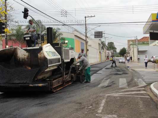 Profissionais fazem recapeamento na Avenida 5 na manhã desta segunda-feira (28)