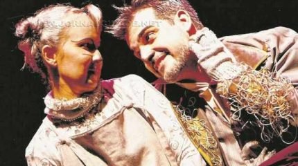 A Cia da Casa Amarela foi criada em 1995, em Catanduva, com o objetivo de criar espetáculos para crianças e jovens