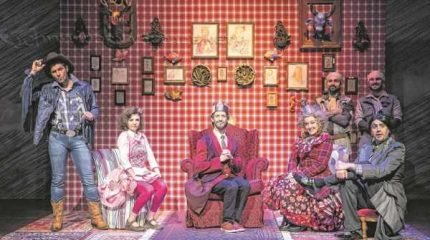 Escrito por Rogério Falabella, espetáculo teatral infantil fica em cartaz no sábado (19) e no domingo (20), às 16 horas; a peça conta a história de um lugar fictício chamado Felizlândia