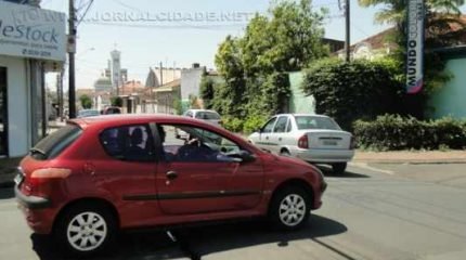 Em determinados pontos da Avenida 12, as valetas atrapalham a travessia de veículos que avançam até a avenida, sendo que o perigo aumenta quando carros descem a via em alta velocidade