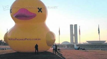 Pato gigante foi instalado em frente ao Congresso (foto ABr)
