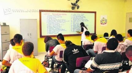 Adolescentes assistem a aula de curso pré-profissionalizante oferecido pela Guarda Mirim de Rio Claro