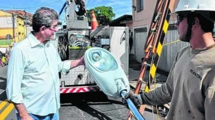 Na foto de arquivo, o prefeito Du Altimari acompanhando a troca de iluminação em bairro de Rio Claro
