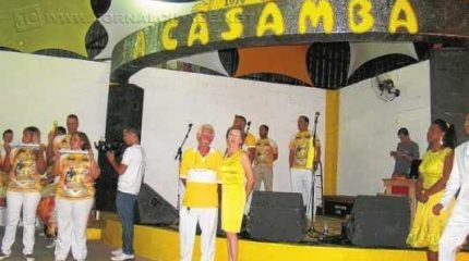 Cerca de 500 pessoas reuniram-se na quadra da escola e aproveitaram a festa e boa música